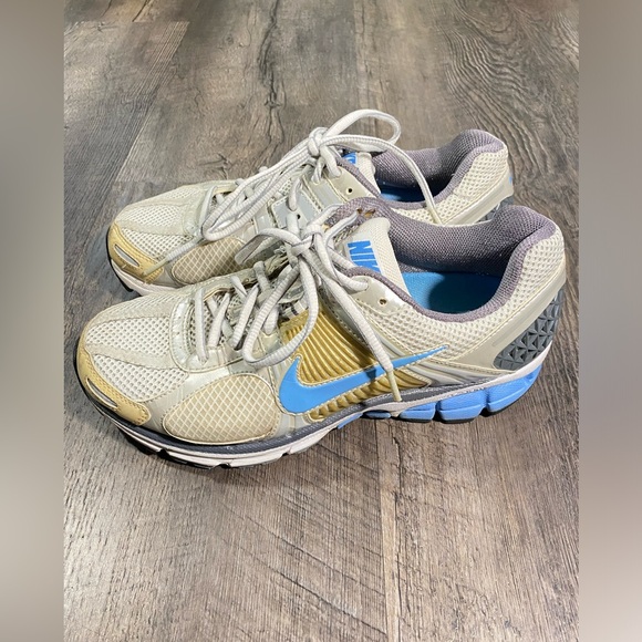Nike Zoom Vomero 5 Womens Sneakers